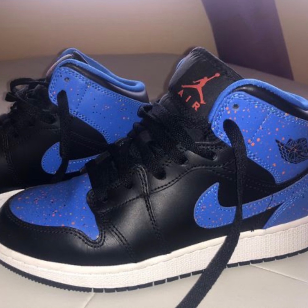 Jordan 1's black and blue